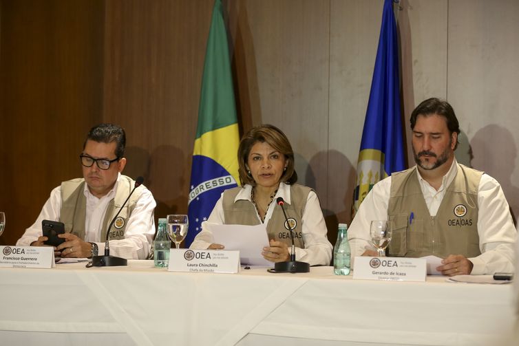 Chefe da Missão da OEA de Observação das Eleições, Laura Chinchilla, acompanhada do secretário para Fortalecimento da Democracia, Francisco Guerreiro e do diretor da OEA, Gerardo de Icaza, apresenta as observações das eleições do Brasil.