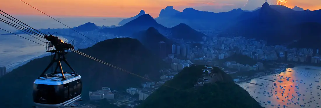 Rio de Janeiro Vista do Pão de açúcar e o bondinho com turistas