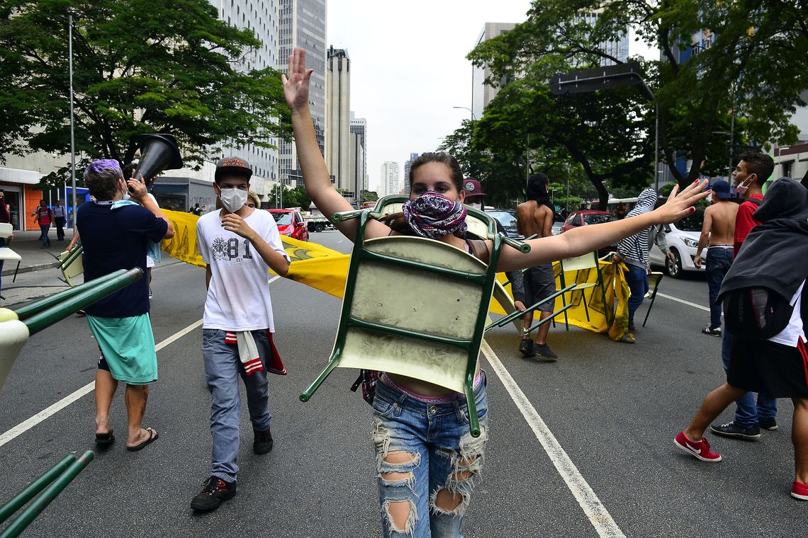 São Paulo - Os estudantes que protestam contra a reorganização do ensino paulista realizam novos atos na manhã desta quinta-feira (3) e bloquearam vias importantes de São Paulo. (Rovena Rosa/Agência Brasil)