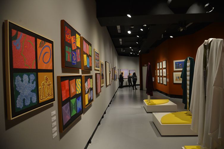 Exposição 100 Anos de Athos Bulcão comemora o centenário de nascimento do artista e propõe um profundo mapeamento e imersão na diversidade de seus trabalhos e técnicas, no Centro Cultural Banco do Brasil São Paulo.