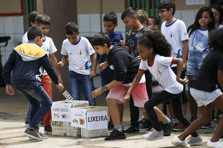 Brasília - Alunos da Escola Classe 29 de Taguatinga participam de atividades do projeto Adasa na Escola, que ensina crianças a ajudar na preservação da água (Marcelo Camargo/Agência Brasil)