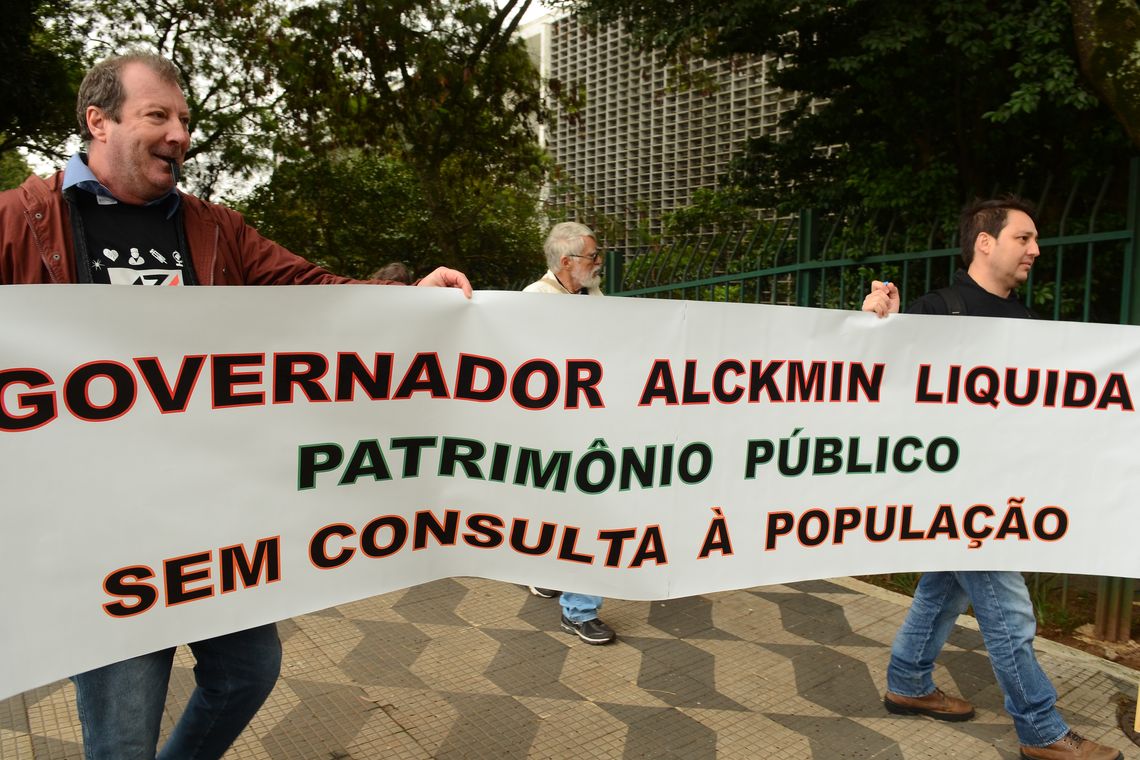 Rovena Rosa/Agência Brasil São Paulo - Manifestação de pesquisadores científicos em frente à Alesp contra o Projeto de Lei 328/2016, do governador Geraldo Alckmin, que autoriza a venda de imóveis do Estado (Rovena Rosa/Agência Brasil)