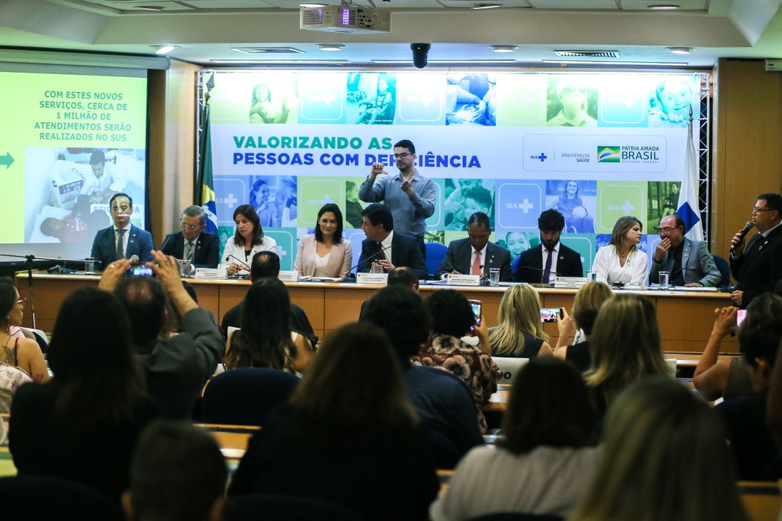 José Cruz/Agência Brasil A primeira-dama Michelle Bolsonaro e o ministro da Saúde, Luiz Henrique Mandetta, durante anuncio no Dia Internacional da Pessoa com Deficiência
