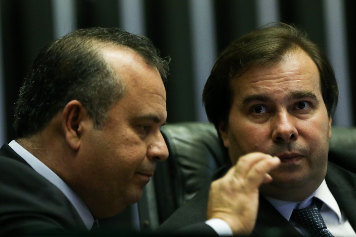 Marcelo Camargo/Agência Brasil Brasília - O relator da reforma trabalhista, Rogério Marinho, e o presidente da Câmara dos Deputados, Rodrigo Maia, durante sessão para votação da reforma (Marcelo Camargo/Agência Brasil)