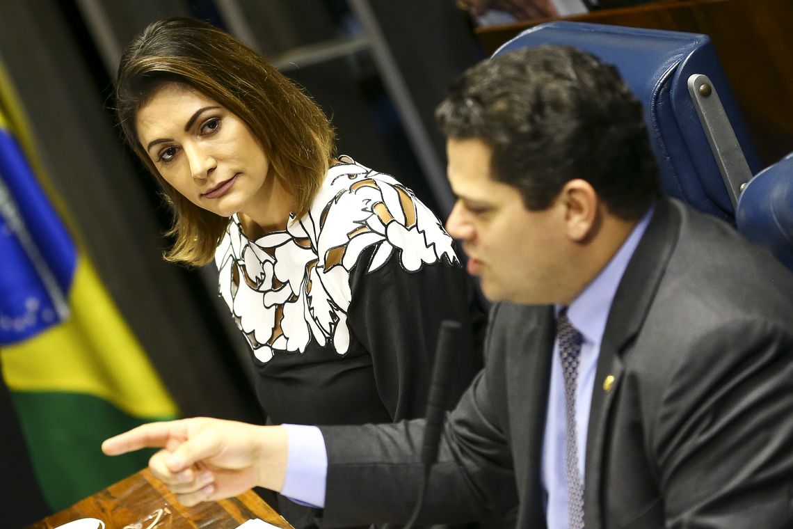 Marcelo Camargo/Agência Brasil A primeira-dama Michelle Bolsonaro e o presidente do Senado, Davi Alcolumbre, participam da cerimônia de assinatura da portaria de incorporação do medicamento Nusinersena (Spinraza) para pessoas com Atrofia Muscular Espinhal (AME).