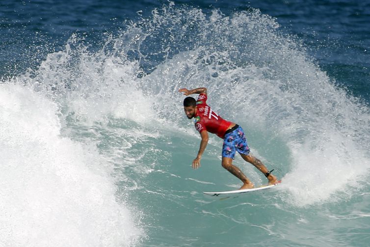 O surfista brasileiro Filipe Toledo compete na etapa brasileira da Liga Mundial de Surfe, na praia de Itaúna, em Saquarema, Rio de Janeiro.
