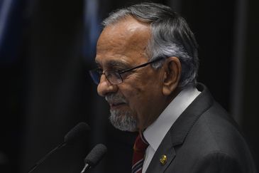 Brasília - Senador João Capiberibe durante a defesa da presidenta afastada Dilma Rousseff em sessão de julgamento do impeachment, no Senado (Fabio Rodrigues Pozzebom/Agência Brasil)