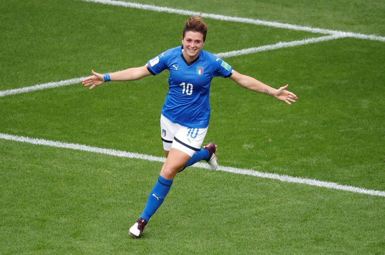 Jogadora Cristiana Girelli comemora gol da seleção italiana. 