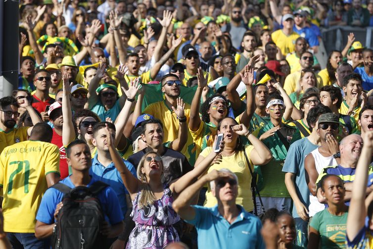  Torcedores assistem jogo da seleÃ§Ã£o brasileira contra a Costa Rica, na PraÃ§a MauÃ¡, regiÃ£o central do Rio