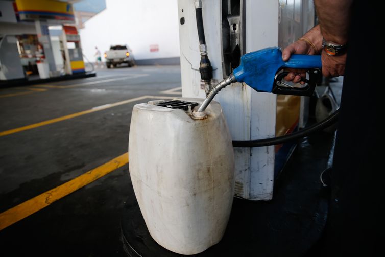 Greve de caminhoneiros causa desabastecimento de combustível em postos de gasolina da cidade de Teresópolis, na região serrana do Rio de Janeiro.