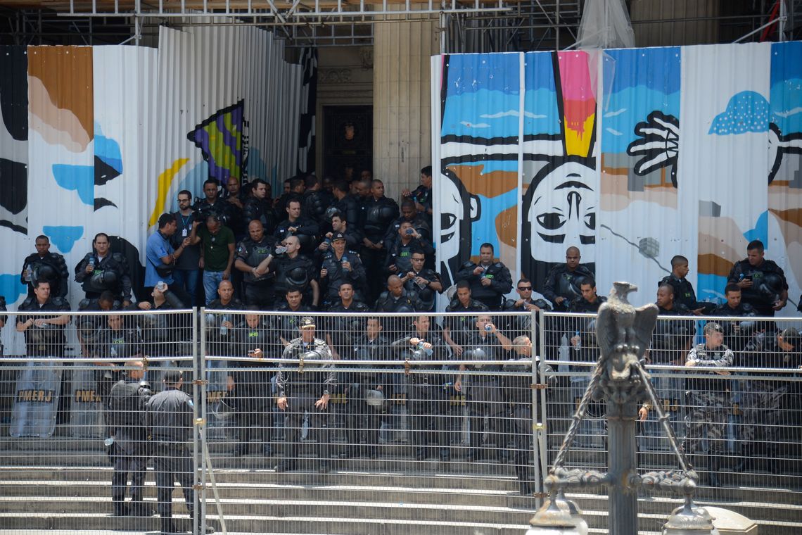 Tânia Rêgo/Agência Brasil Rio de Janeiro - Servidores protestam contra o pacote de cortes do governo do estado em frente ao prédio da Alerj (Tânia Rêgo/Agência Brasil)