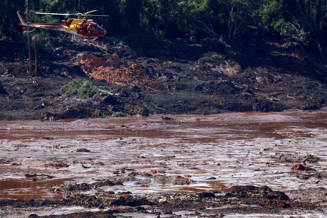 Reuters/Adriano Machado/Direitos Reservados A rescue helicopter searches for victims after a tailings dam owned by Brazilian miner Vale SA burst, in Brumadinho, Brazil January 27, 2019. REUTERS/Adriano Machado