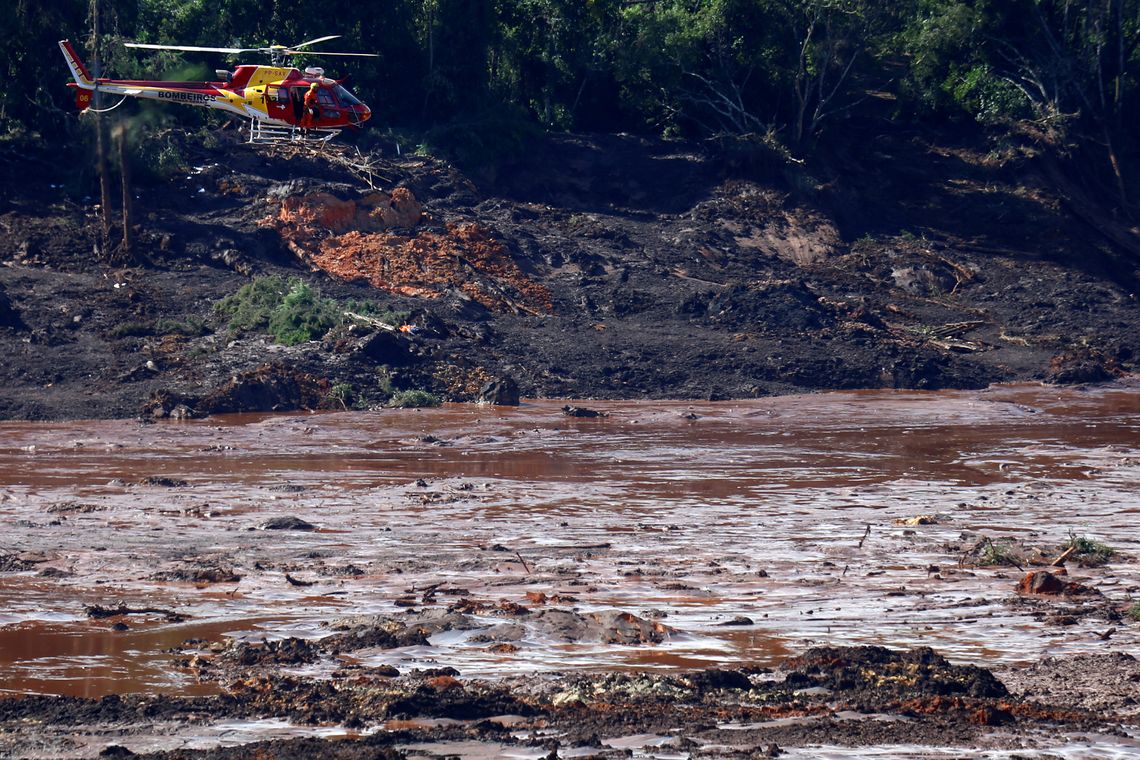 A rescue helicopter searches for victims after a tailings dam owned by Brazilian miner Vale SA burst, in Brumadinho, Brazil January 27, 2019. REUTERS/Adriano Machado