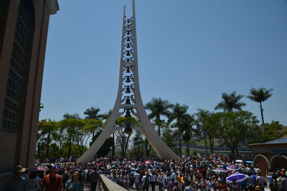 Rovena Rosa/Agência Brasil Aparecida (SP) - Devotos de Nossa Senhora Aparecida comparecem ao Santuário Nacional no dia da Padroeira do Brasil (Rovena Rosa/Agência Brasil)