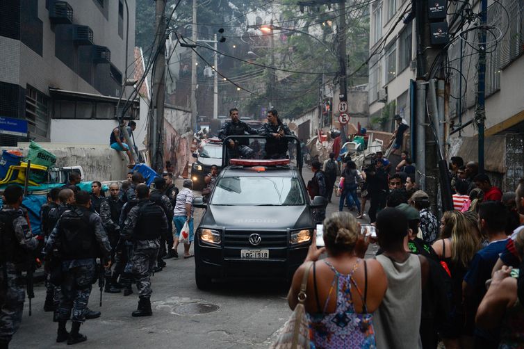 Rio de Janeiro - Operação policial após ataques às bases das Unidades de Polícia Pacificadora (UPP) nas comunidades do Cantagalo e Pavão-Pavãozinho, em Copacabana. (Fernando Frazão/Agência Brasil)