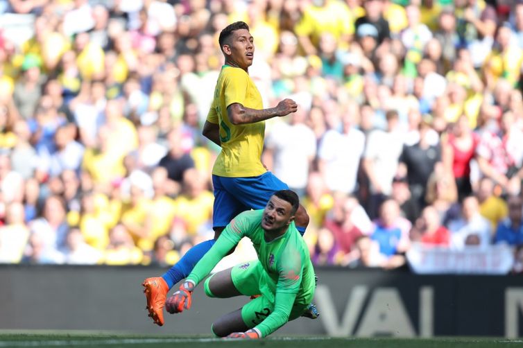  Aos 48 minutos, depois de tentar duas vezes, Roberto Firmino faz o segundo gol brasileiro