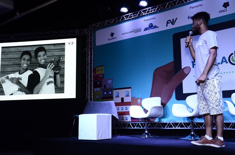Rene Silva conta história do Voz da Comunidade