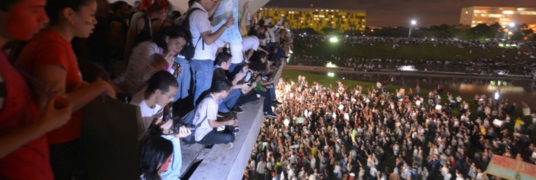 Sobre a cobertura do Congresso Nacional, protesto interrompeu sessão do Senado Sobre a cobertura do Congresso Nacional, protesto interrompeu sessão do Senado