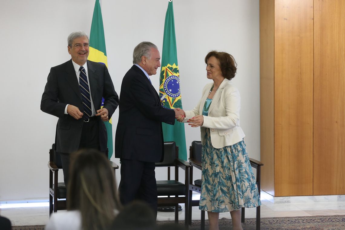 Valter Campanato/Agência Brasil Brasília - O ministro da Secretaria de Governo, Antonio Imbassahy, o presidente Michel Temer e a secretária especial de Políticas para as Mulheres, Fátima Pelaes, na cerimônia de assinatura do decreto de criação da Rede Brasil Mulher