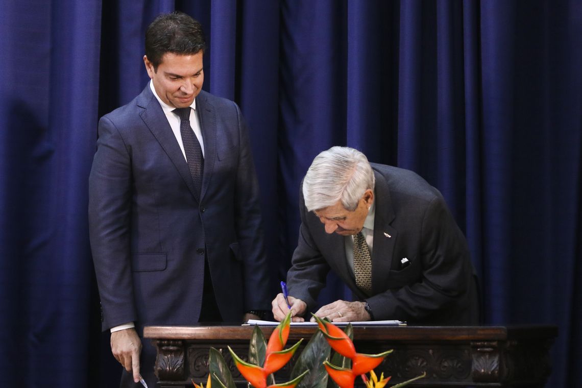 Valter Campanato/Agência Brasil O novo diretor-geral da Agência Brasileira de Inteligência (Abin), Alexandre Ramagem, e o ministro-chefe do GSI, Augusto Heleno, durante solenidade de posse