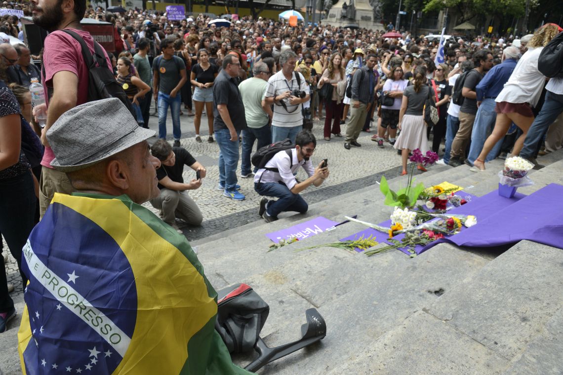 Tânia Rêgo/Agência Brasil Rio de Janeiro - Milhares de pessoas participam de ato em memória do motorista Anderson Pedro Gomes e da vereadora Marielle Franco, em frente à Câmara dos Vereadores (Tânia Rêgo/Agência Brasil)