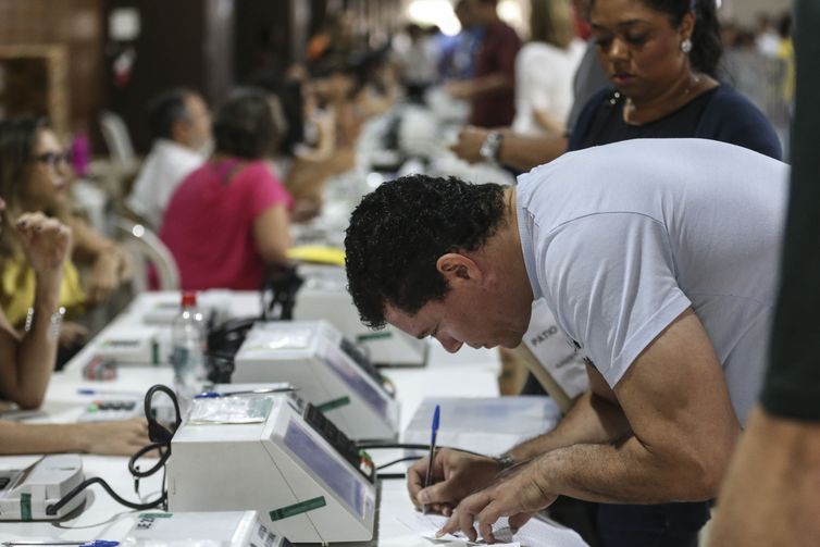 Eleitores que estão fora do domicílio eleitoral justificam a ausência na votação em um posto localizado em um shopping no centro de Brasília.