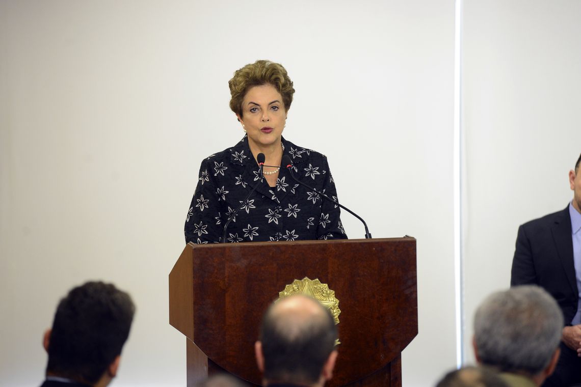 José Cruz/Agência Brasil Brasília - A presidenta Dilma Rousseff participa da solenidade de assinatura de contratos de patrocínio de futebol (José Cruz/Agência Brasil)