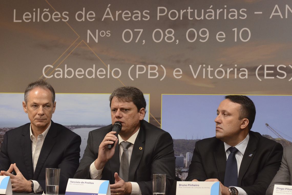 Rovena Rosa/Agência Brasil O ministro da Infraestrutura, Tarcísio Gomes de Freitas, participa do leilão de quatro áreas portuárias, Áreas AI-01, AE-10 e AE-11 do Porto de Cabedelo (PB) e Área VIX30 do Porto de Vitória (ES), na sede da B3, em São Paulo.