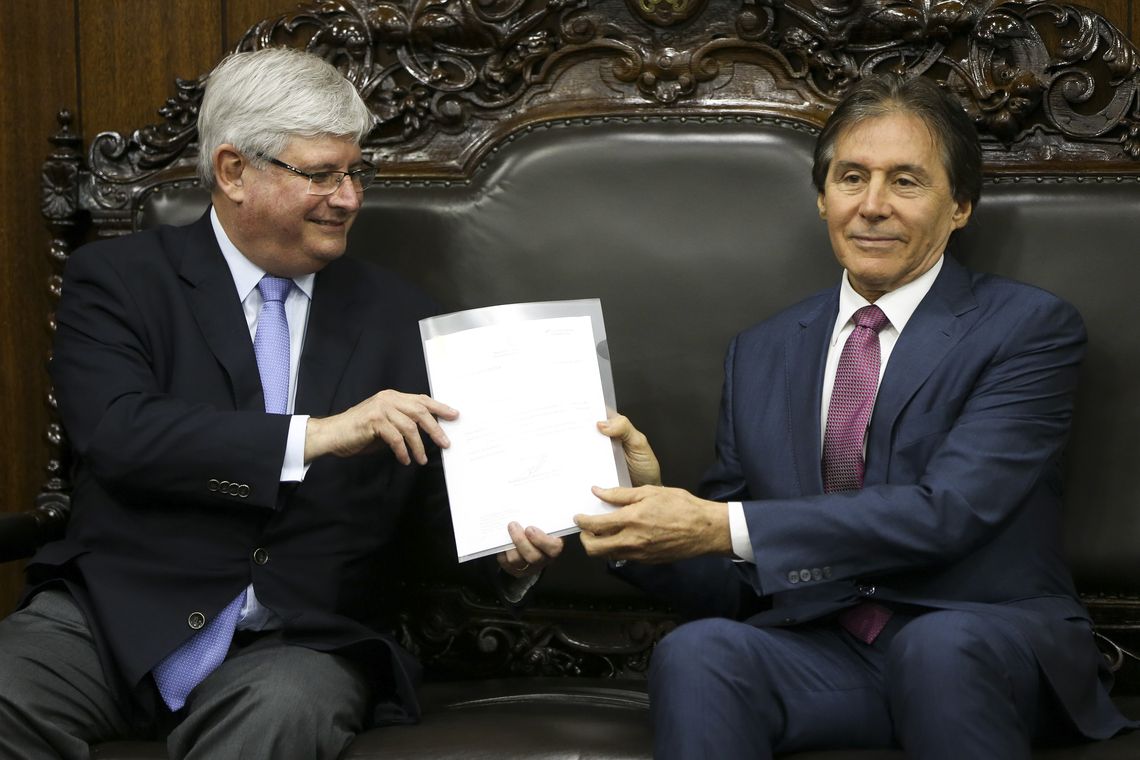 Marcelo Camargo/Agência Brasil Brasília - O procurador-geral da República, Rodrigo Janot, se reúne com o presidente do Senado, Eunício Oliveira, para discutir o projeto que define os crimes de abuso de autoridade (Marcelo Camargo/Agência Brasil)