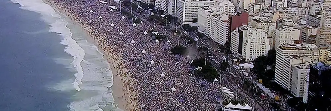 Copacabana com 3 milhões de pessoas 3 milhões de fiéis participaram da vigília da JMJ em Copacabana. Número de pessoas é recorde, segundo a prefeitura do Rio de Janeiro. Maior número anterior foi de 2,3 milhões