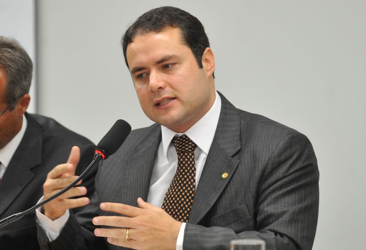 Renan Filho assume Alagoas prometendo investir em educação