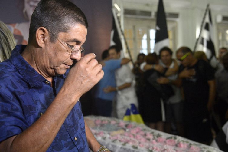 Velrio do corpo da cantora Beth Carvalho no salo nobre da sede do clube Botafogo de Futebol e Regatas, time do qual Beth era torcedora. Na foto o cartor e compositor, Zeca Pagodinho.