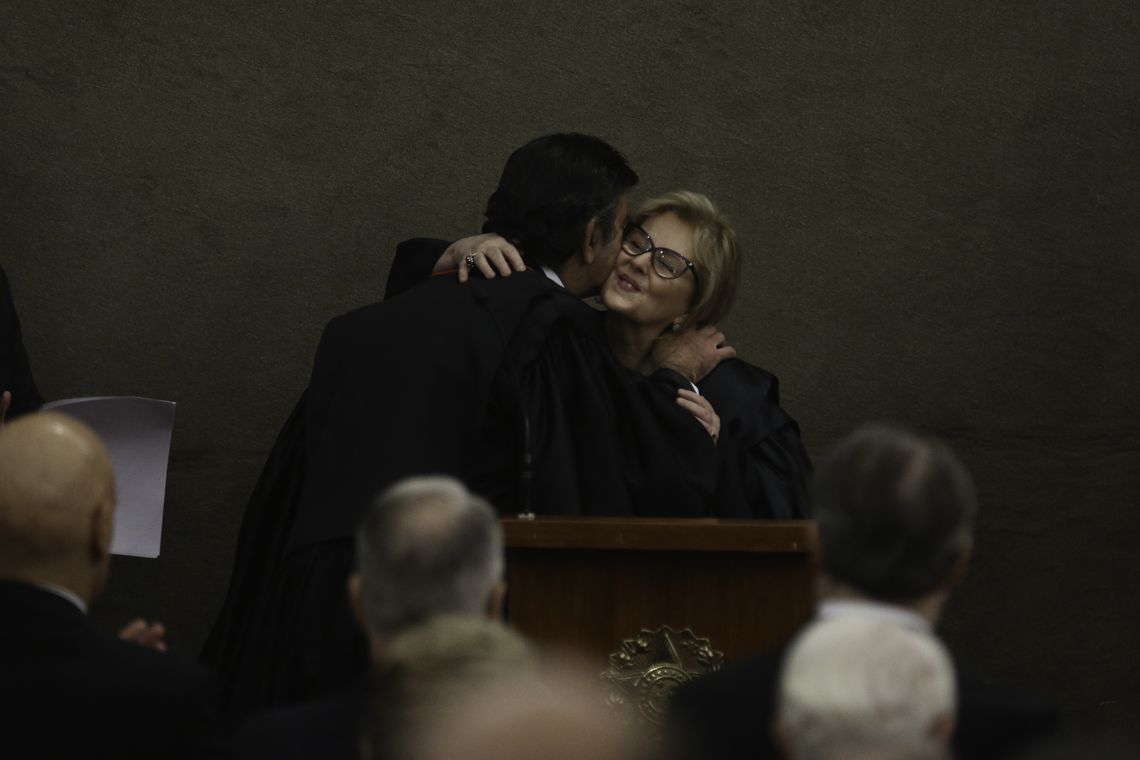 Fabio Rodrigues Pozzebom/Agência Brasil A nova presidente do Tribunal Superior Eleitoral (TSE), Rosa Weber, e o ex-presidente Luiz Fux durante solenidade de posse, na sede do TSE.