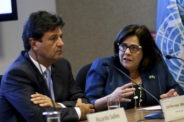 O ministro da Saúde, Luiz Henrique Mandetta, e a representante da ONU Meio Ambiente no Brasil, Denise Hamú, durante lançamento do projeto da rede Nacional de Monitoramento da Qualidade do ar, da campanha Respire Vida.