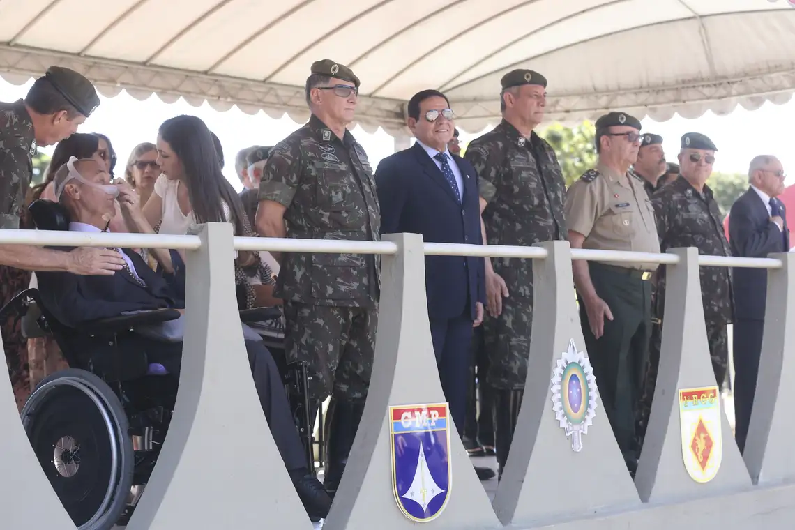 Antonio Cruz/Agência Brasil O presidente em exercício, Hamilton Mourão,participa da cerimônia de despedida do serviço ativo do Exército, do porta-voz da Presidência da República, Otávio Rêgo Barros no batalhão do 1º Regimento de Cavalaria de Guardas