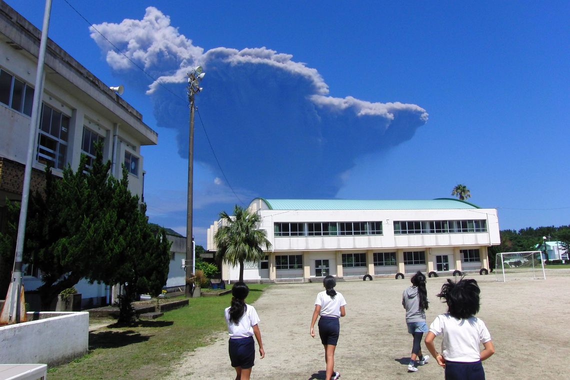 Foto divulgada pela escola de Nagata na ilha Yakushima mostra ciranças observando a erupção do vulcão na ilha vizinha