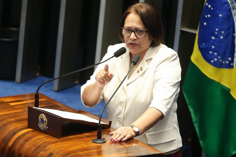 Brasília - Senadora Fátima Bezerra durante sessão do impeachment no Senado, conduzida pelo presidente do STF, Ricardo Lewandowski  (Antonio Cruz/Agência Brasil)