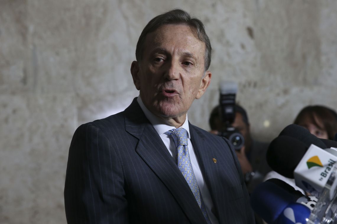 General Floriano Peixoto deixa a Secretaria-Geral para assumir a presidÃªncia dos Correios, substituindo Juarez Cunha.
