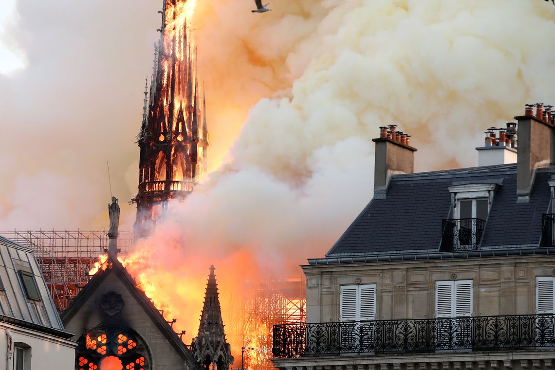 Um incÃªndio atinge desde o inÃ­cio da tarde de hoje (15) a Catedral de Notre-Dame, no centro de Paris. A fumaÃ§a pode ser vista do topo do patrimÃ´nio considerado uma referÃªncia histÃ³rica da capital francesa.