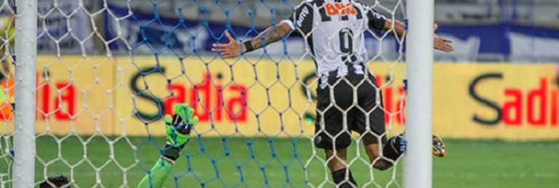 Diego Tardelli marca o gol do título do Atlético Mineiro Diego Tardelli marca o gol do título do Atlético Mineiro