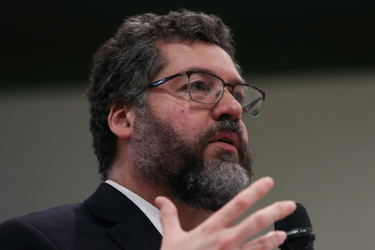 Fabio Rodrigues Pozzebom/Agência Brasil O ministro das Relações Exteriores, Ernesto Araújo, aompanhado do deputado presidente da comissão, Evair de Melo, participa do lançamento da Frente Parlamentar Mista em Defesa do Comércio Internacional e do Investimento.