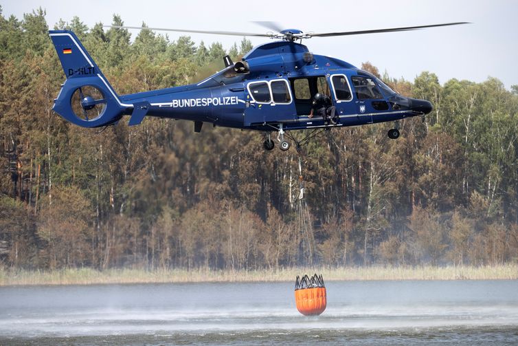 Helicóptero da polícia alemã auxilia na tentativa de conter um incêndio florestal na Alemanha.  Axel Schmidt/Reuters