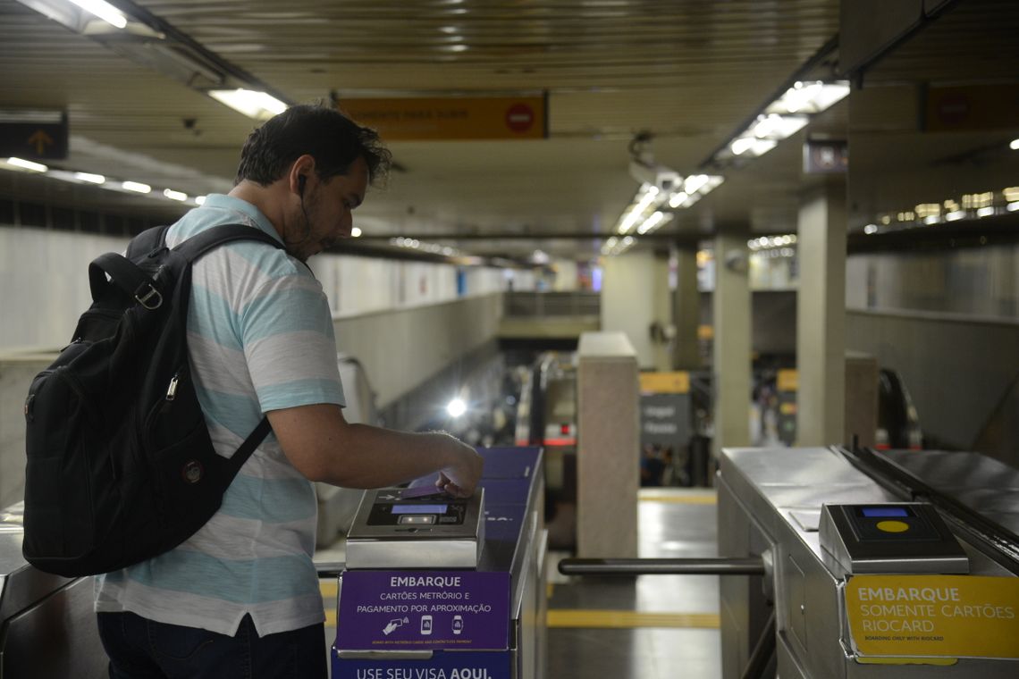 Fernando Frazão/Agência Brasil Metrô Rio lança serviço de pagamento da tarifa por tecnologia de aproximação, com cartões, celulares e outros dispositivos, diretamente nas catracas de embarque das estações.
