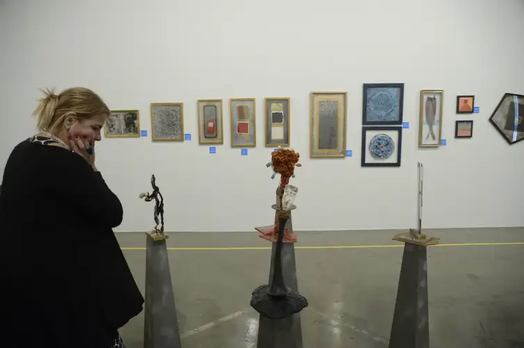 Exposição Histórias Extraordinárias, de Alexander Pinhel, no Centro Cultural Light, centro do Rio. A mostra reúne peças compostas por materiais descartados e resíduos.