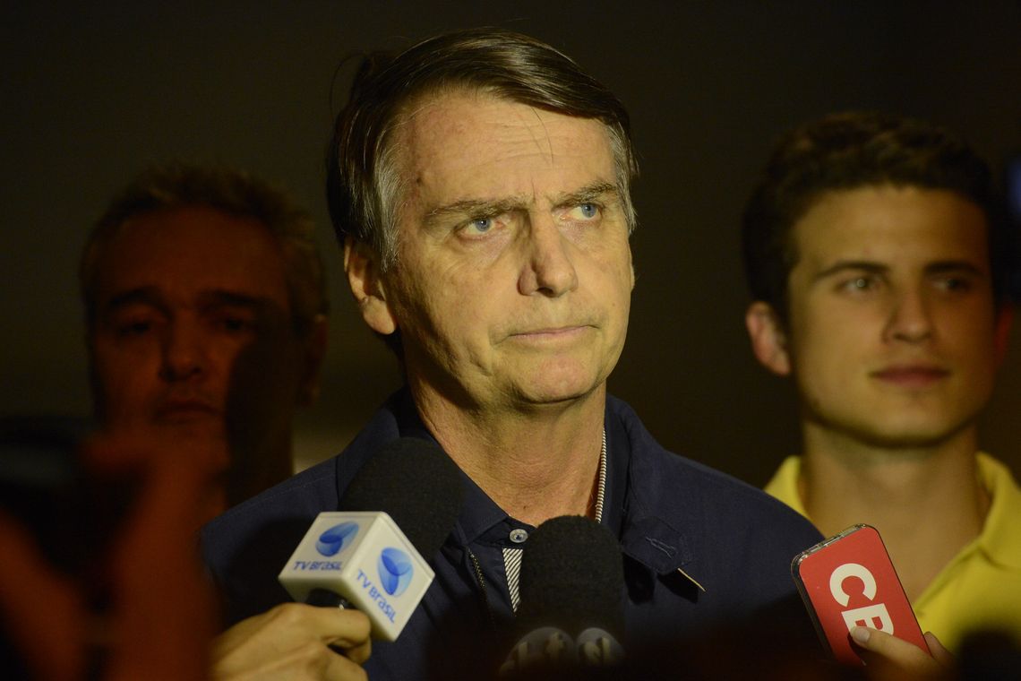 Fernando Frazão/Agência Brasil O candidato do PSL à Presidência da República, Jair Bolsonaro, fala à imprensa após gravação de campanha, no bairro Jardim Botânico, Rio de Janeiro.