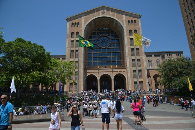 Aparecida (SP) - Devotos de Nossa Senhora Aparecida comparecem ao Santuário Nacional no dia da Padroeira do Brasil (Rovena Rosa/Agência Brasil)