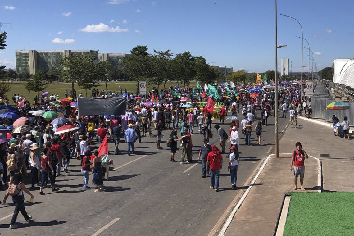 Manifestantes voltam Ã s ruas por mais verbas para universidades