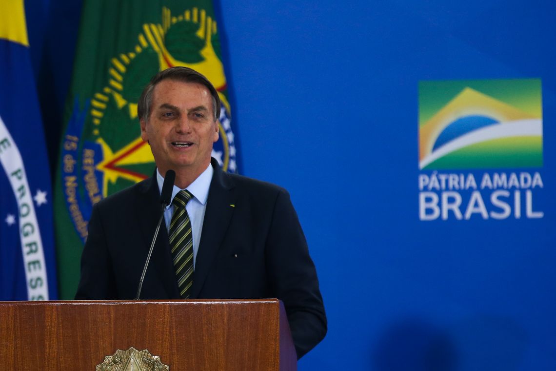 O Presidente Jair Bolsonaro, cumprimenta os Oficiais-Generais promovidos, durante solenidade no palácio do planalto