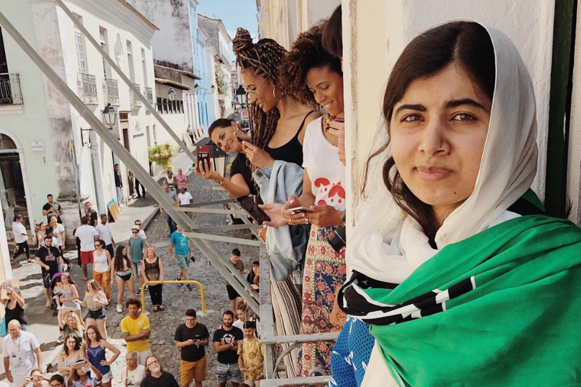 Malala com bailarinas que participam do projeto social Na Ponta dos PÃ©s, no Rio de Janeiro