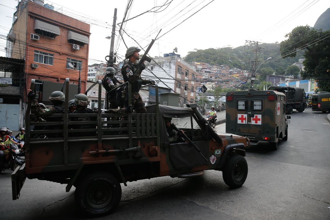 Fernando Frazão/Agência Brasil Rio de Janeiro - Militares fazem operação na favela da Rocinha após guerra entre quadrilhas rivais de traficantes pelo controle da área (Fernando Frazão/Agência Brasil)